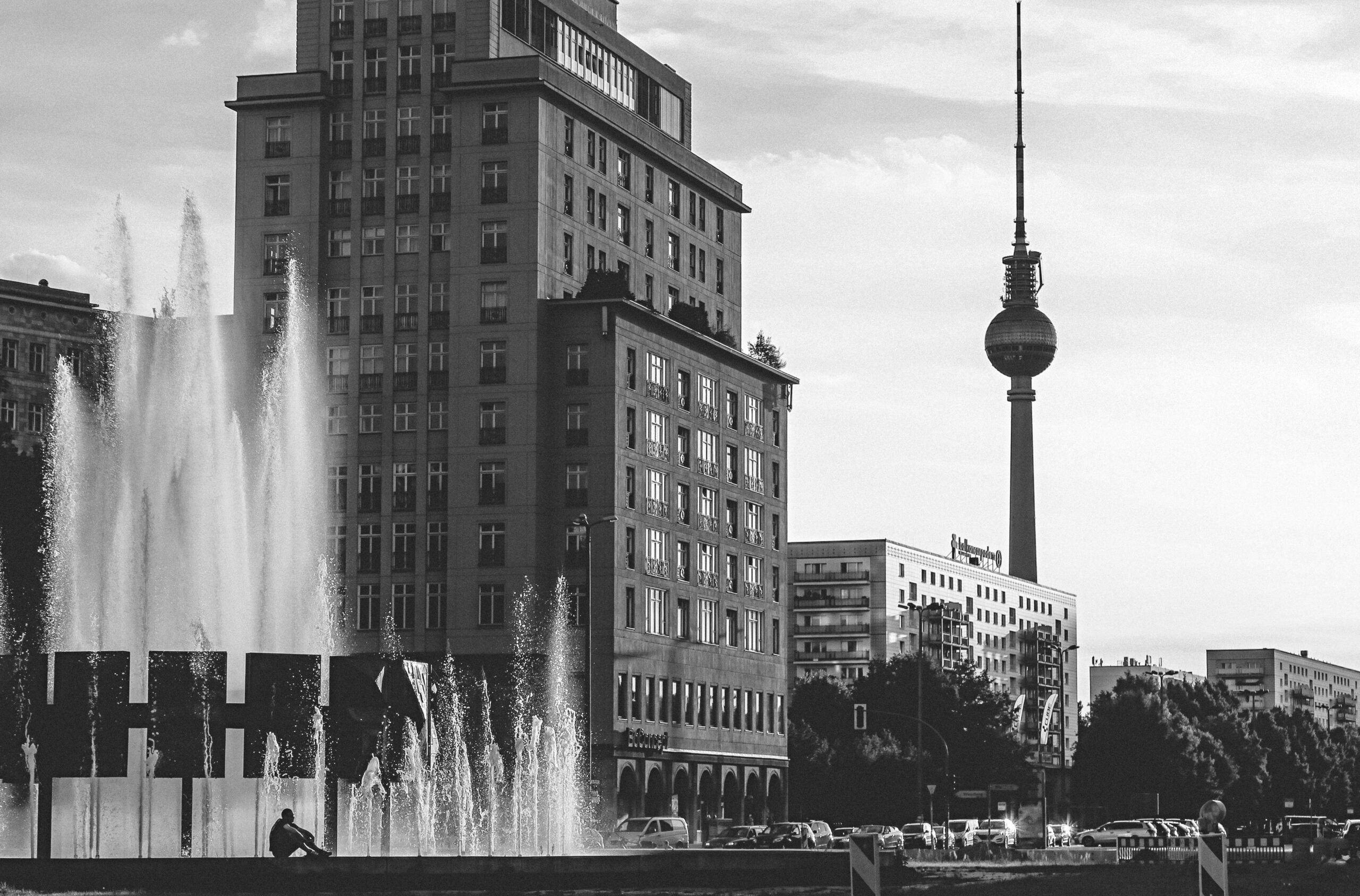 Wasserfontänen und Stadtansicht ohne Farbe